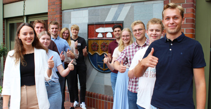 Bild einiger Azubis vor dem Kreishauseingang