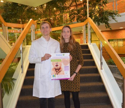 Medizinstudent Nils Domröse und Martina Peters, Fachbereich Gesundheit vom Landkreis Emsland, freuen sich auf die erste Teddybär-Sprechstunde im Meppener Kreishaus. (Foto: Landkreis Emsland)