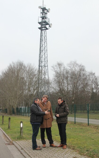 Einen Blick auf den 5G-Funkmast in Meppen warfen vom Landkreis Emsland Landrat Marc-André Burgdorf und Dezernent Michael Steffens gemeinsam mit Dirk Ebrecht, Vodafone Deutschland GmbH. (Foto: Landkreis Emsland)