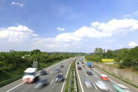 Fließender Verkehr auf einer Autobahn (Vogelperspektive)