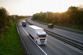 LKW abends auf Autobahn  