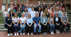 Gruppenfoto Auszubildende vor dem Kreishaus 