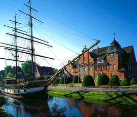 Bild des Kanals in Papenburg, historisches Segelschiff