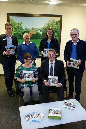Ein Buch mit Geschichten aus dem Emsland und eine Qualifizierung zum Moderator für Erzählcafés bieten Hermann Bröring, Landrat Marc-André Burgdorf, Linda Wilken, Erich Huesmann, Christiane Adam und Walter Pengemann (v. r.).