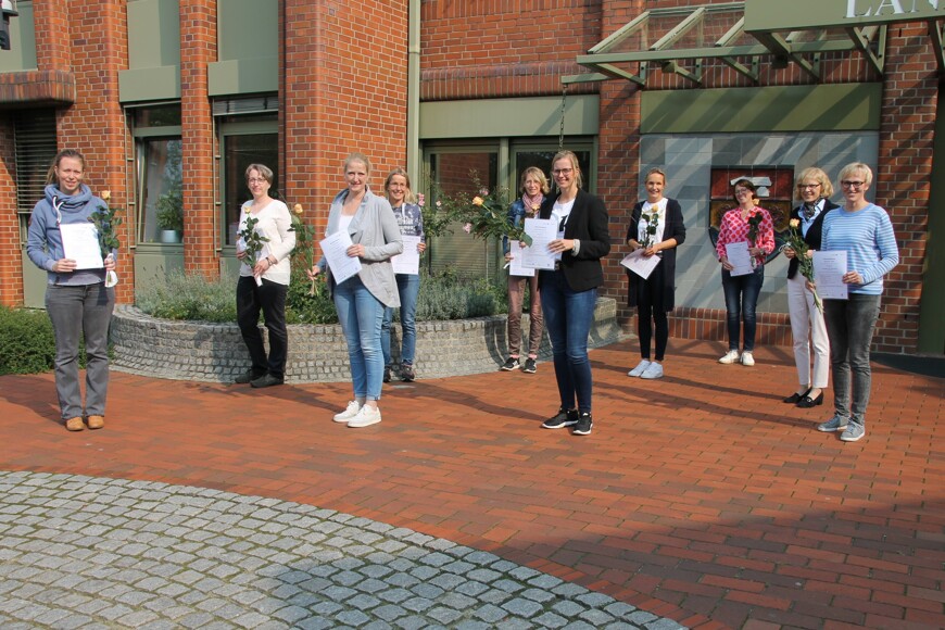 Sozialdezernentin Sigrid Kraujuttis (2. v. r.) gratulierte den Familien-Gesundheits- und Kinderkrankenpflegerinnen zum Weiterbildungszertifikat. (Foto: Landkreis Emsland)