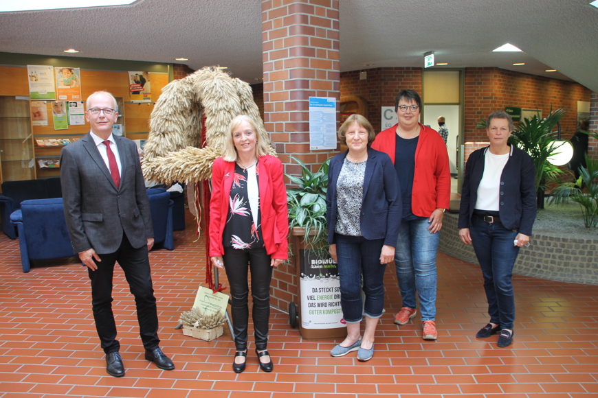 Erster Kreisrat Martin Gerenkamp nahm die Erntekrone von den Landfrauen entgegen. Mit dem Standort im Foyer ist sie für jeden Besucher der Kreisverwaltung gut zu sehen.