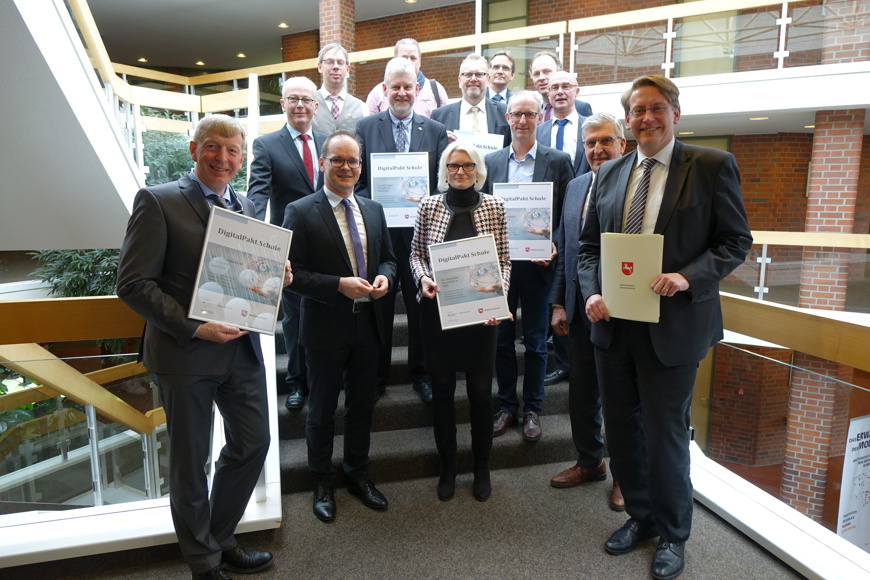 Die Übergabe der Bewilligungsbescheide durch Kultusminister Tonne fand im emsländischen Kreishaus in Meppen statt. (Foto: Landkreis Emsland)