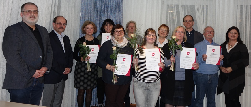 Die mit einem Zertifikat ausgezeichneten Seniorenbegleiter stellten zum Erinnerungsfoto: (obere Reihe v. l.) Monika Schulte, Manuela Wessels, Irmgard Terhorst, Stefan Varel, (vordere Reihe v. l.) André Wegner vom Landkreis Emsland, Josef Franke, Maria Schulte, Olga Graule, Katri Schulte, Marianne Buschen, Bernhard Krallmann und Kerstin Knoll vom Landkreis Emsland (Foto: Landkreis Emsland)
