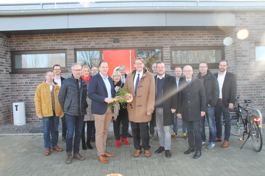 Symbolische Schlüsselübergabe vor der neuen Sporthalle am Gymnasium in Papenburg mit Landrat Marc-André Burgdorf. 
