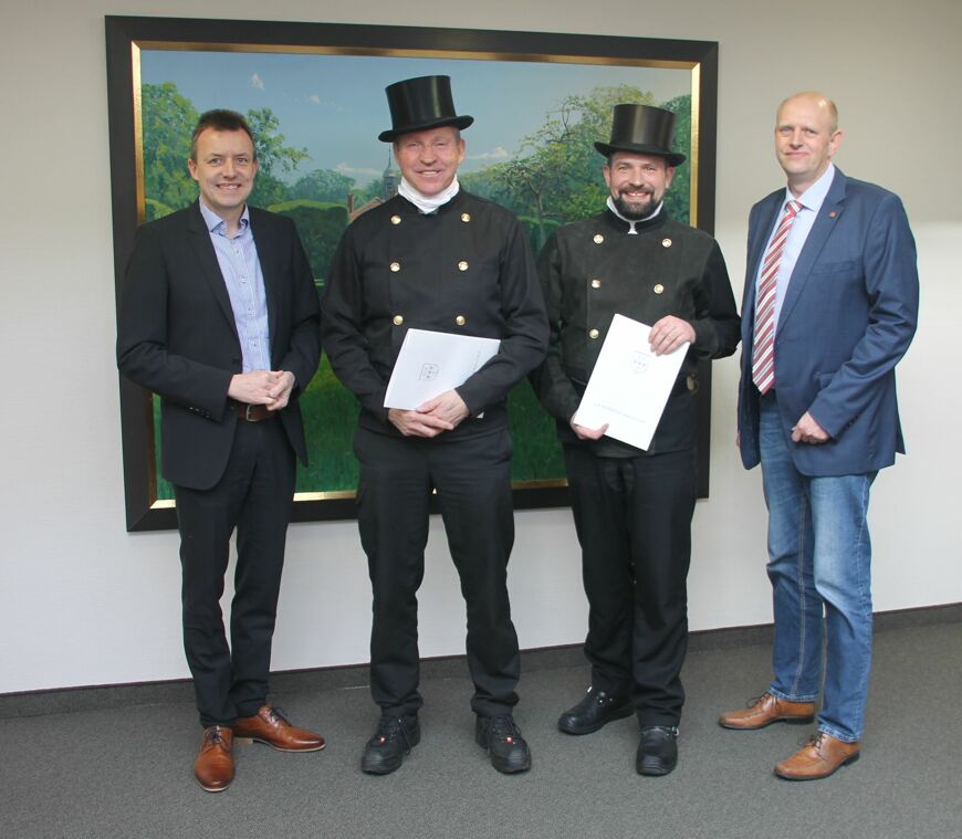 Dezernent Michael Steffens, Rudolf Thelen und Andreas Walburg sowie Christoph Lühn, Fachbereichsleiter Landkreis Emsland (v. l.) bei der Übergabe der Urkunden im Meppener Kreishaus. (Foto: Landkreis Emsland)