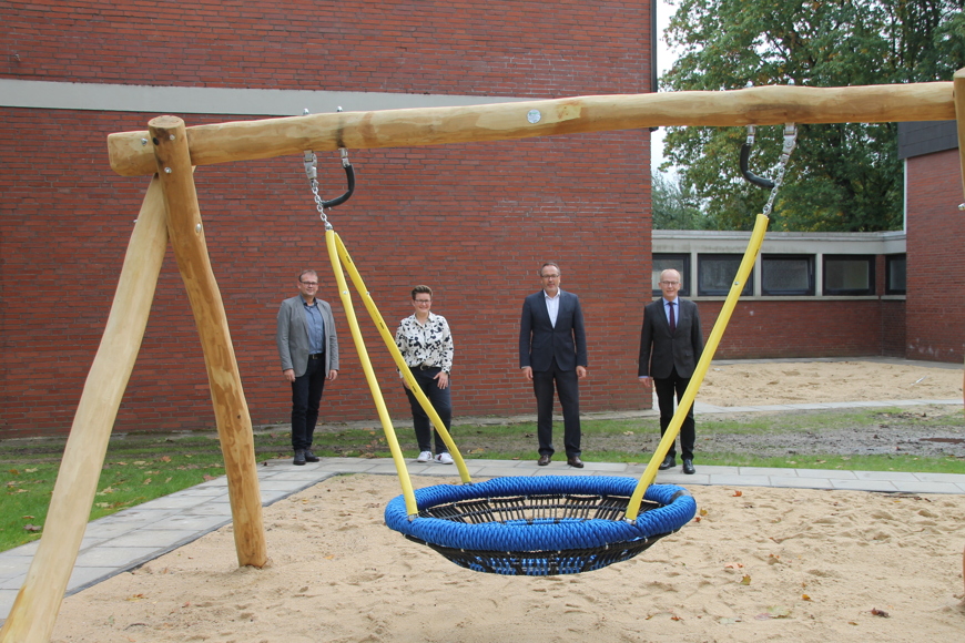 Schulleiterin Victoria Müller (2.v.l.) präsentierte Jan Heinemann, Helmut Knurbein und Martin Gerenkamp den neuen Spielplatz. (Landkreis Emsland)