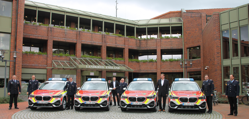 Über die neuen Fahrzeuge freuen sich (v.l.): Kreisbrandmeister Holger Dyckhoff, stellv. Brandabschnittsleiter Süd Alois Wilmes, Abschnittsleiter Süd Andreas Wentker, Dezernent Michael Steffens, Brandabschnittsleiter Nord Gerd Köbbe, Landrat Marc-André Burgdorf, Brandabschnittsleiter Mitte Wolfgang Veltrup, stellv. BAL Mitte Leo Menger. (Landkreis Emsland)