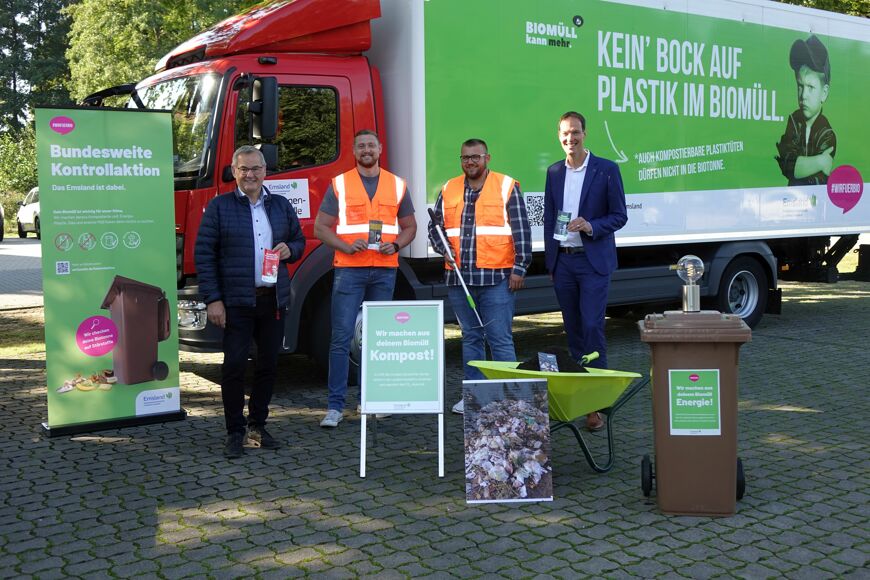  Dr. Michael Kiehl, Dezernent beim Landkreis Emsland (r.), und Heinz Bökers, Betriebsleiter des AWB (l.), präsentieren gemeinsam mit den beiden Kontrolleuren Dennis Schmidtfrerik (2. v. l.) und Steffen Einhaus die Aktion, bei der die Reinheit des Bioabfalls sichergestellt werden soll. (Foto: Landkreis Emsland)